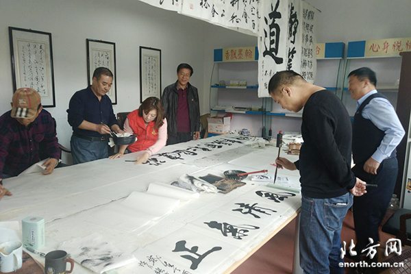 翰墨飄香聚鄰里，津南聚和園社區(qū)書法交流活動(dòng)促和諧
